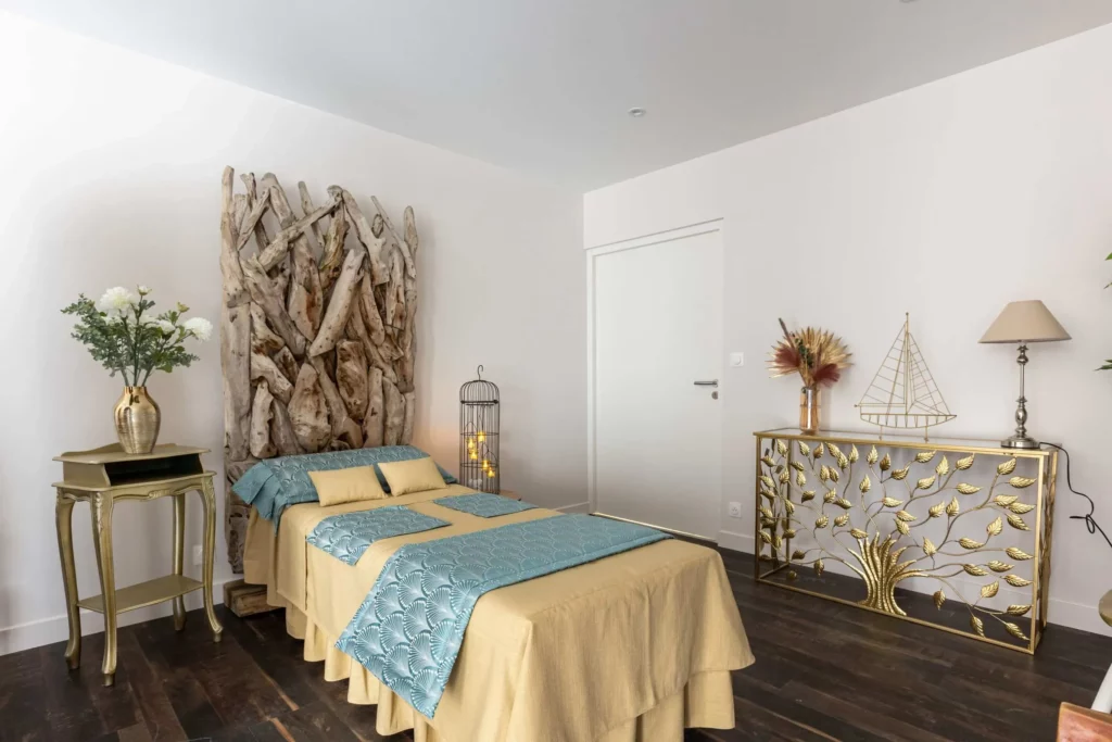 Chambre funéraire décorée avec soin pour le repos du défunt.