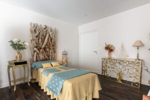 fleurs dans un vase dans un cimetiere