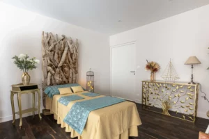 Chambre funéraire décorée avec soin pour le repos du défunt.