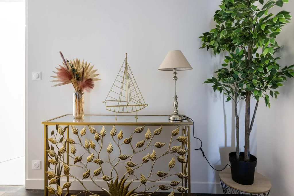 Zoom sur la console dorée et les objets de décoration de la chambre funéraire.