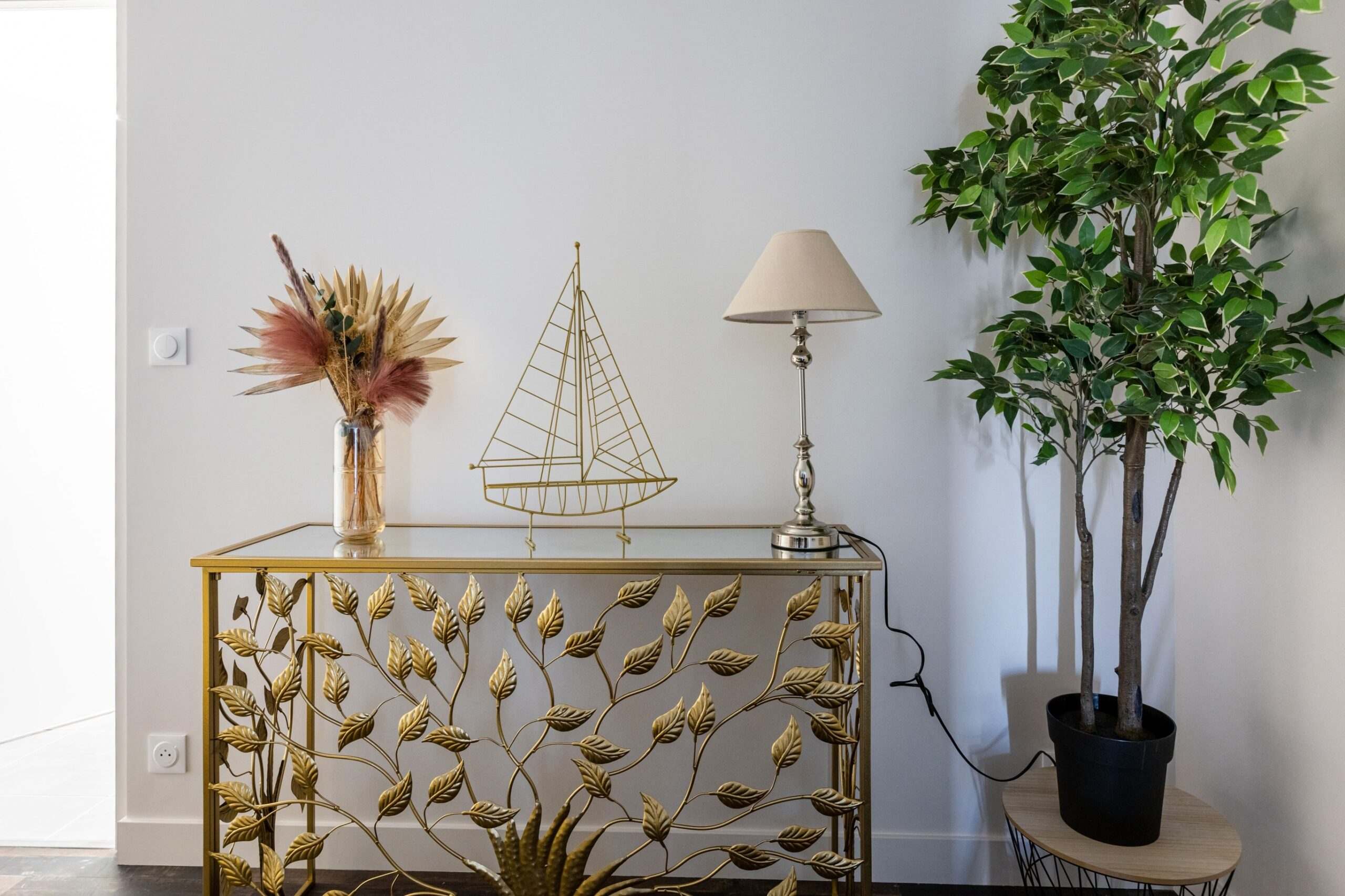 une tables en cuivre