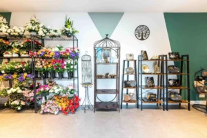 Boutique proposant un large choix de fleurs artificielles et articles funéraires.