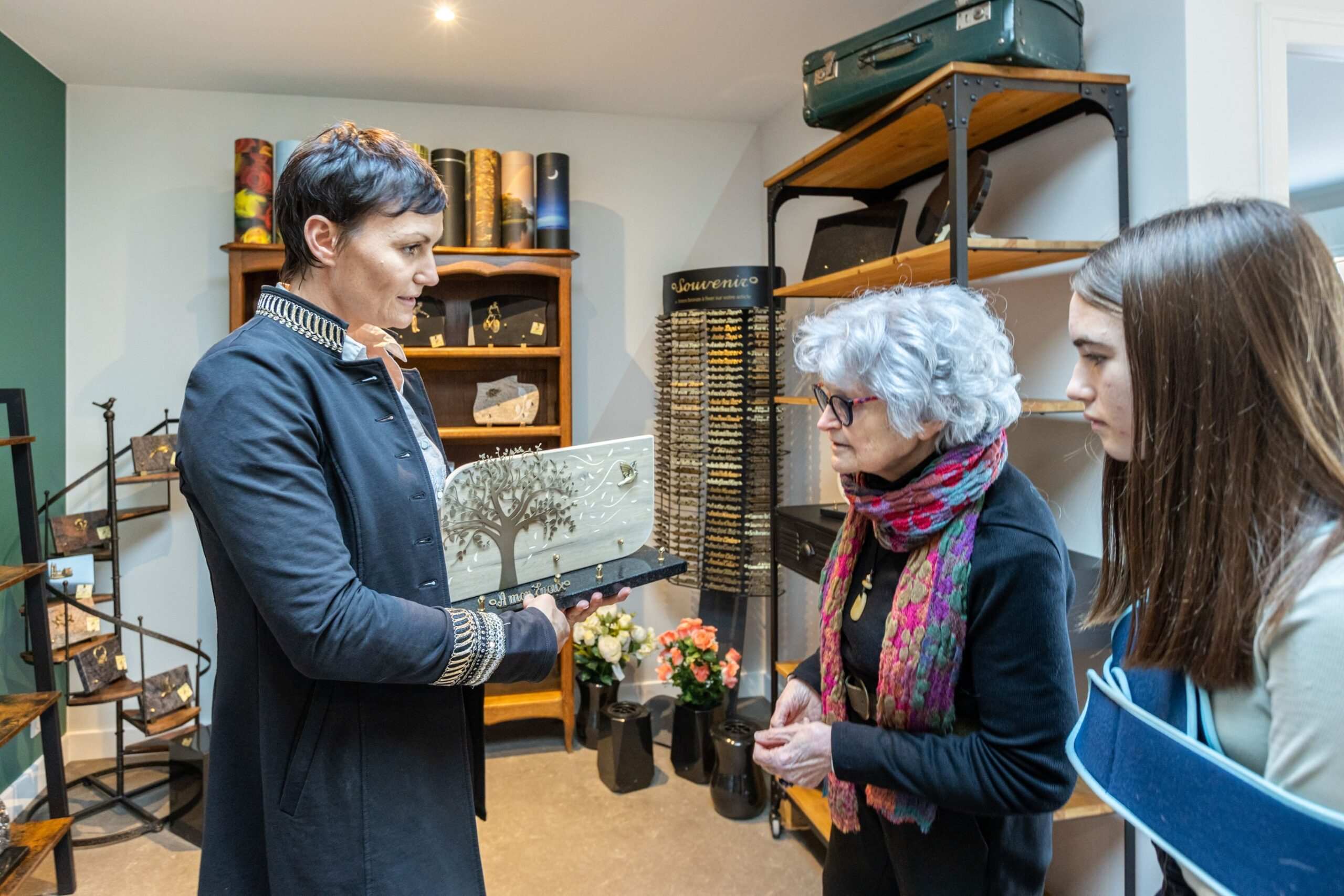 responsable funeraires aidant une famille