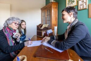fleurs dans un vase dans un cimetiere