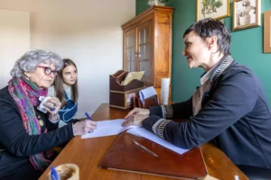 Une famille reçue par un conseiller funéraire pour l'organisation des obsèques.